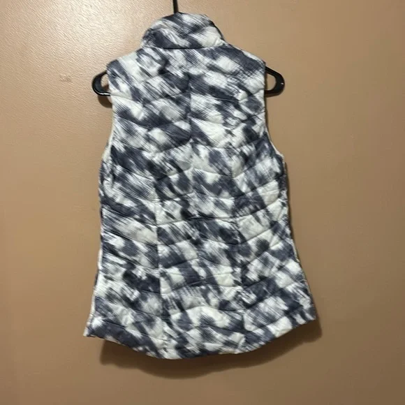 Stylish Women's Black and White Vest - Picture 3 of 3